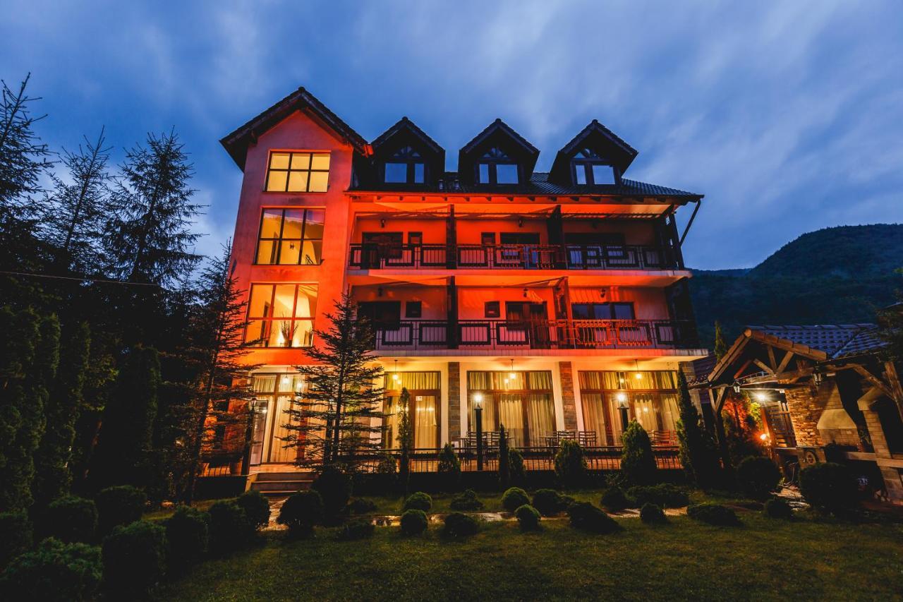 River Retreat 호텔 Lotrioara 외부 사진