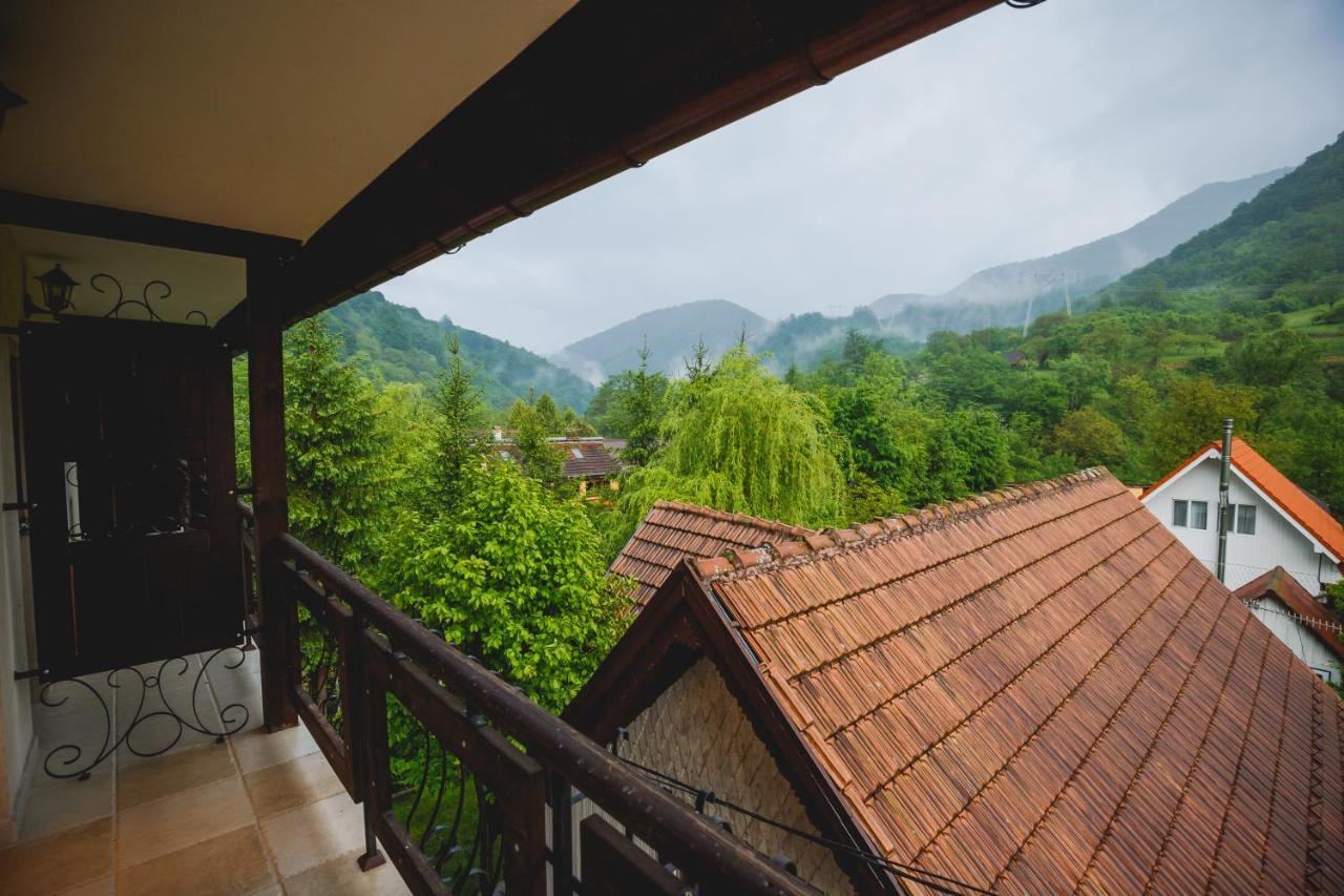 River Retreat 호텔 Lotrioara 외부 사진